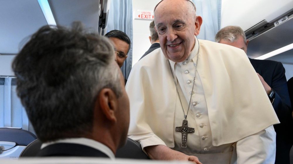 Il Papa saluta i giornalisti che lo accompagnano sul volo verso Lisbona