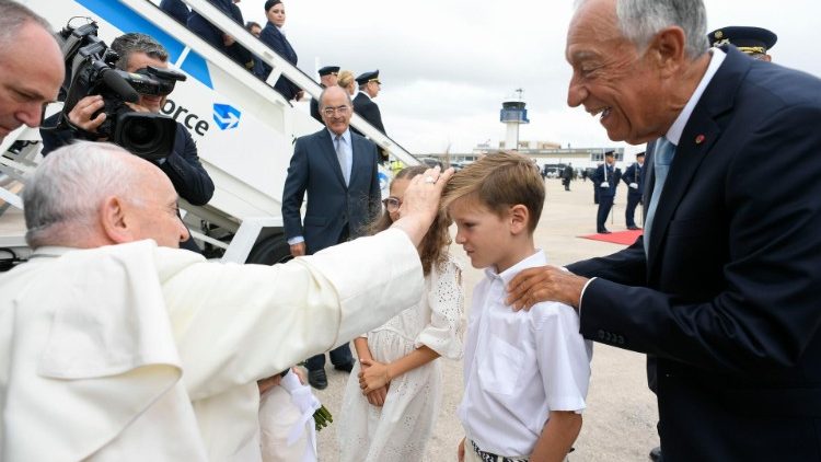 L'arrivo del Papa in Portogallo e la sua benedizione di Margarida e Jos, i due bambini che gli hanno portato i fiori appena sceso dall'aereo