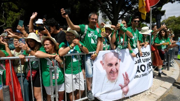 Pilgrims await MAP Francis' arrival in Lisbon for WYD
