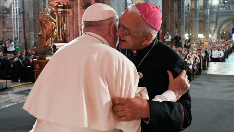 L'abbraccio tra Papa Francesco e il presidente dei vescovi portoghesi Jos Ornelas Carvalho