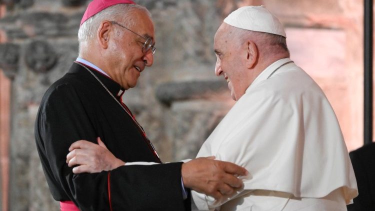 Monseñor José Ornelas Carvalho, obispo de Leiria-Fátima y presidente de la Conferencia Episcopal Portuguesa, pronunció las palabras de bienvenida al Papa. (Vatican Media)