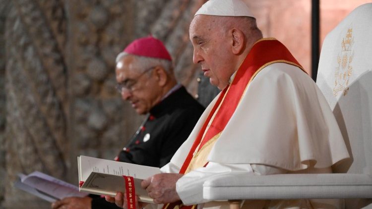 MAP Francis prays Vespers with Church ministers