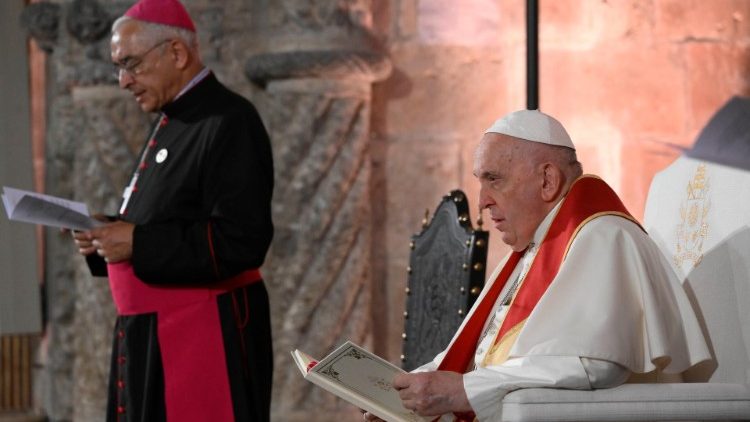 Francesco durante la celebrazione dei vespri