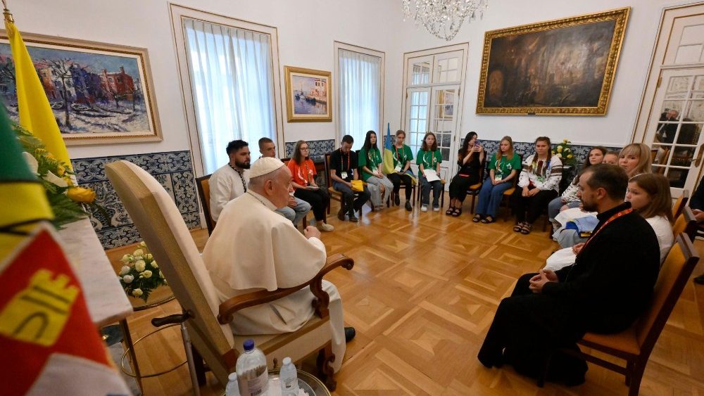 L'incontro del Papa nella Nunziatura di Lisbona con un gruppo di giovani dell'Ucraina