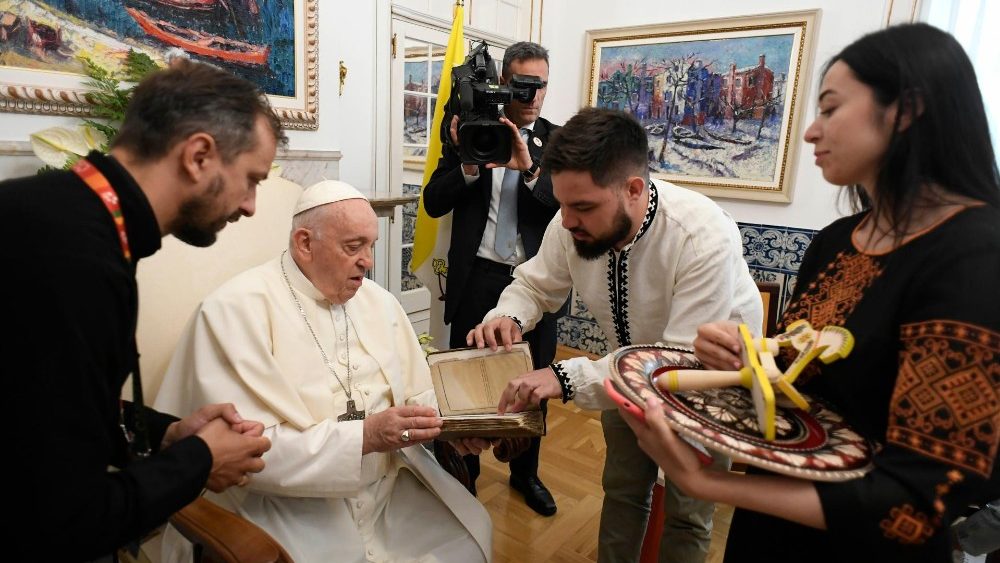 L'incontro del Papa nella Nunziatura di Lisbona con un gruppo di giovani dell'Ucraina