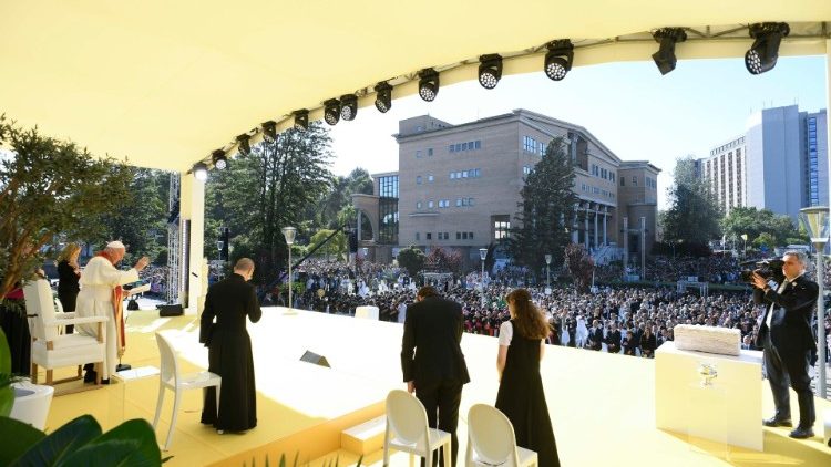 Meeting with students at the Universidade Catòlica Portuguesa