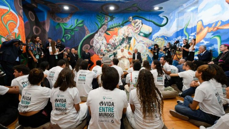 Il Papa con i giovani di Scholas durante l'incontro in Portogallo