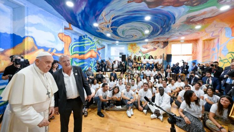 Francesco nella sede di Scholas Occurrentes a Lisbona