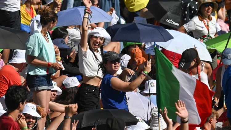 L'accoglienza dei giovani italiani per Papa Francesco alla Gmg di Lisbona 2023
