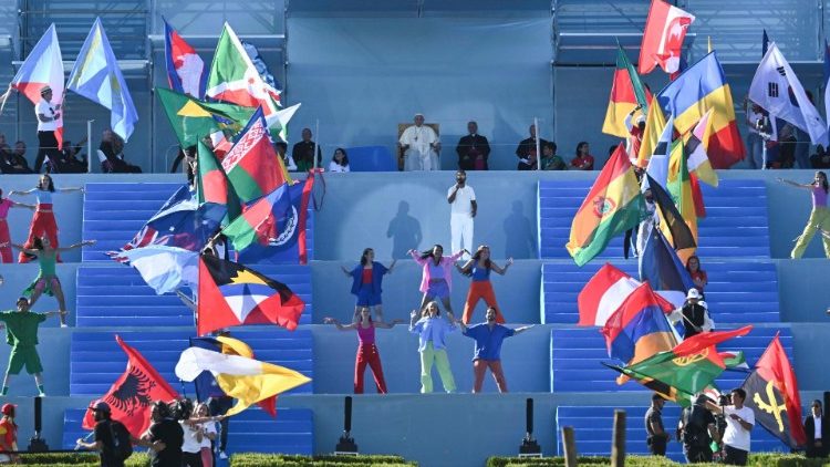 I giovani sventolano le bandiere del mondo