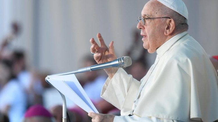 Papa Francesco durante la cerimonia di accoglienza della Gmg di Lisbona