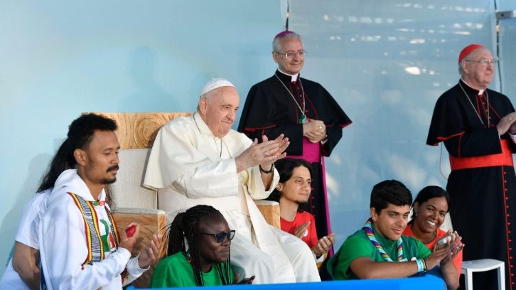 File photo of MAP Francis with young people in Lisbon