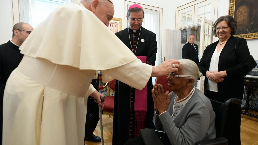 Il saluto a Maria da Concei??o Brito Mendon?a di 106 anni