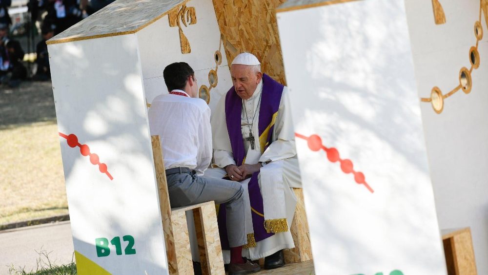 Il Papa confessa alcuni giovani al Parque Vasco de Gama di Lisbona