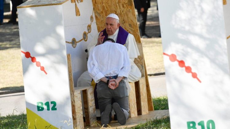 MAP Francis grants absolution to a young WYD pilgrim in Lisbon