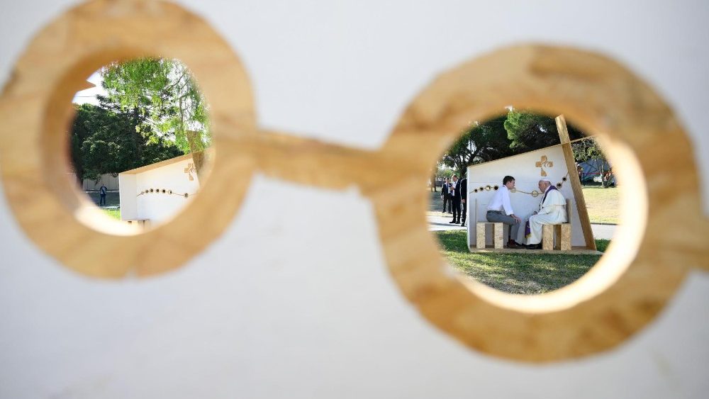 Il Papa confessa alcuni giovani al Parque Vasco de Gama di Lisbona