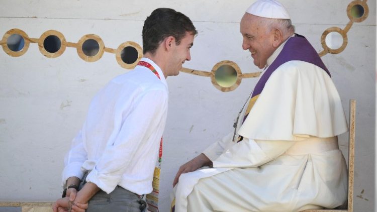 Francesco confessa alcuni giovani durante la Gmg di Lisbona