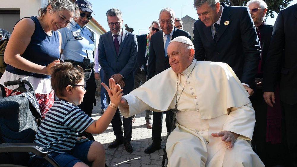 El Papa Francisco con un chico esta ma?ana en el encuentro con los centros de asistencia en Lisboa