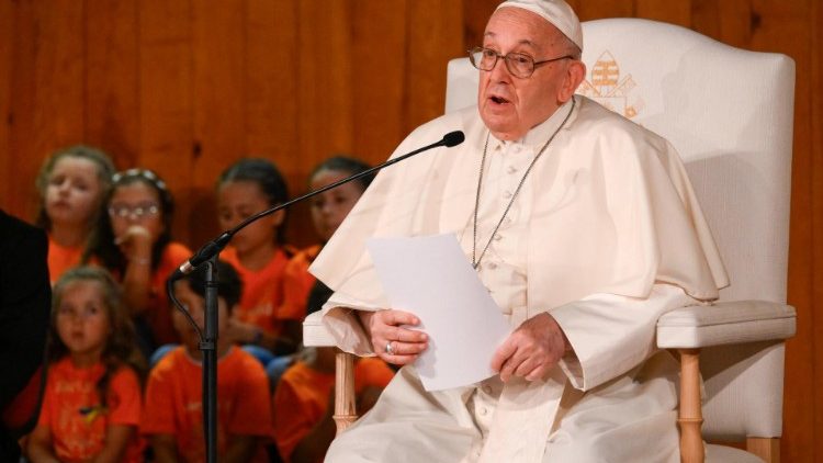 MAP Francis at encounter with charitable workers in Portugal