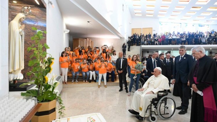 MAP Francis at encounter with charitable workers in Portugal