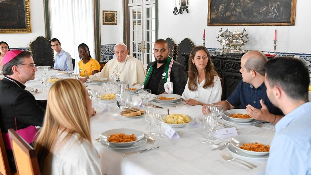 Il Papa a pranzo con i giovani