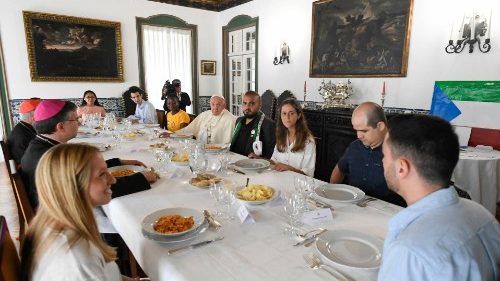 MAP enjoys lunch with 10 young WYD pilgrims: 'Dont lose the joy of life'