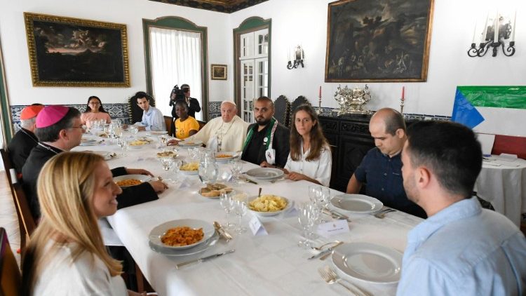 MAP Francis at lunch with ten young people in the Apostolic Nunciature in Lisbon