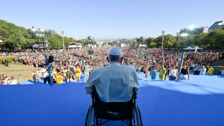 Il Papa durante la Via Crucis con i giovani