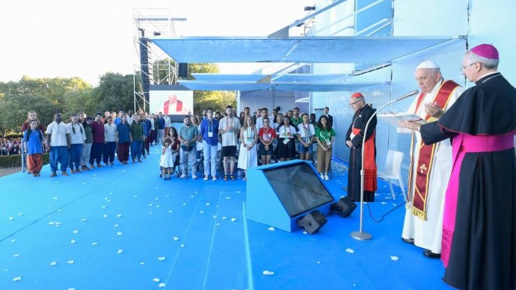 Tras el rezo del Vía Crucis, el Papa impartió la bendición a todos los jóvenes. (Vatican Media)