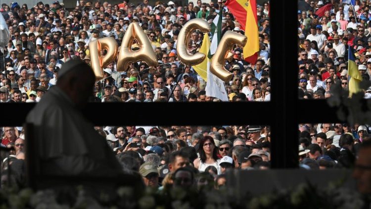 La folla di fedeli a Fatima