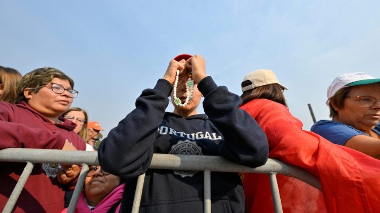 Fieles en oración acompañado al Papa Francisco 