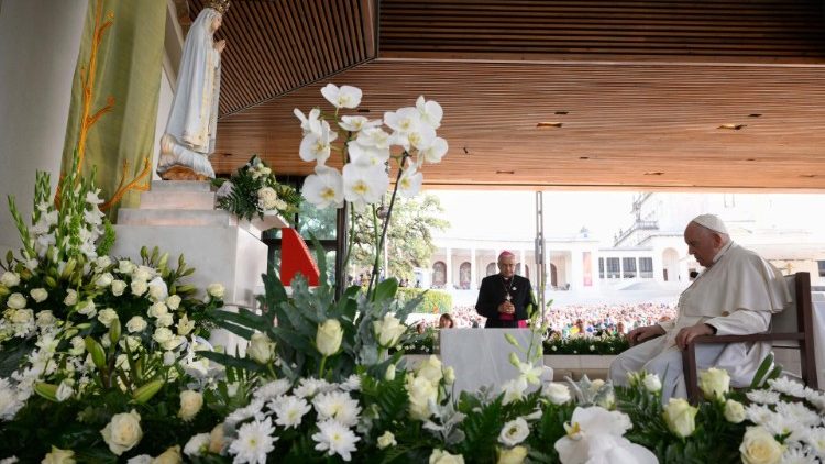 MAP Francis prays silently before the image of Our Lady of Fatima