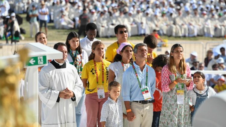 Messa Gmg di Lisbona, giovani e famiglie al momento dell'offertorio