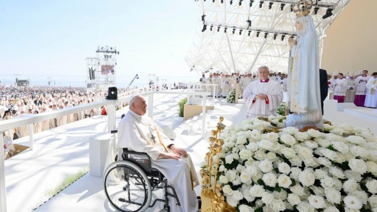 La statua della Madonna di Fatima sul palco