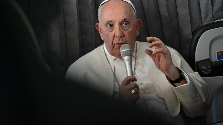 Francesco risponde alle domande dei giornalisti