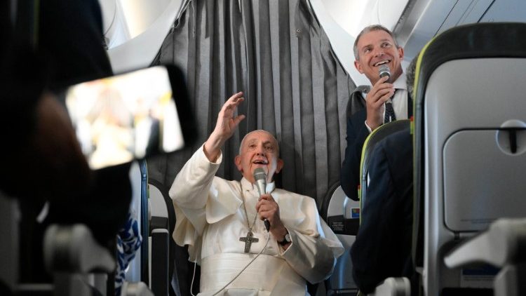 El Papa Francisco durante el vuelo de regreso a Lisboa.