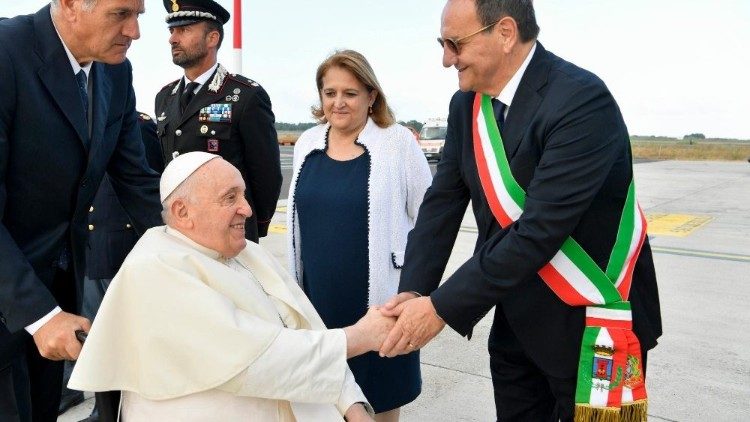 Papa Francesco stringe la mano al sindaco di Fiumicino