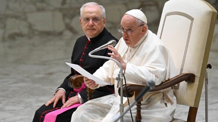 Francesco mentre tiene la catechesi