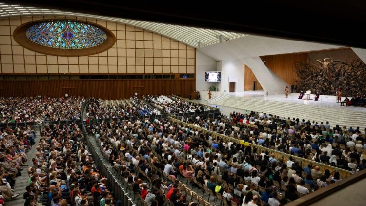 L'Aula Paolo VI gremita di fedeli