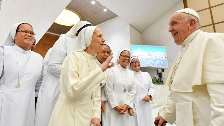 Francesco con alcune religiose