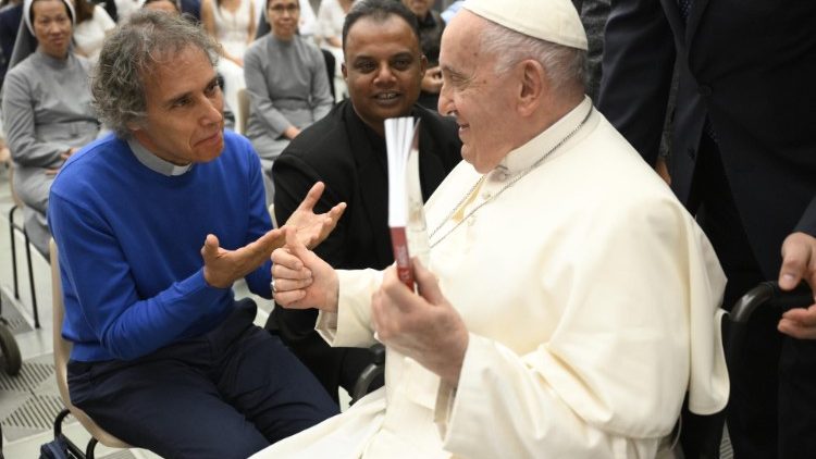Papa Francesco e padre Vincenzo Bordo, missionario italiano fondatore a Seoul della Casa di Anna"