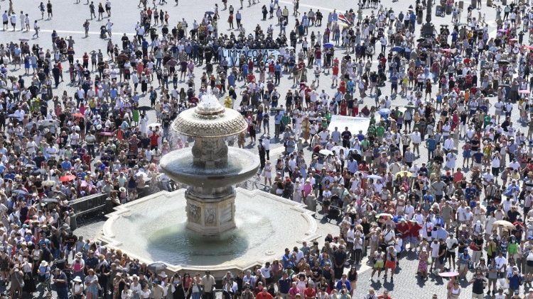 Fedeli radunati in piazza San Pietro per l'Angelus 