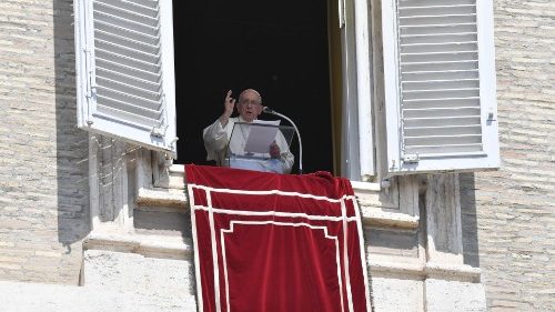 Il Papa: la fede non è un'etichetta religiosa, servono compassione e docilità