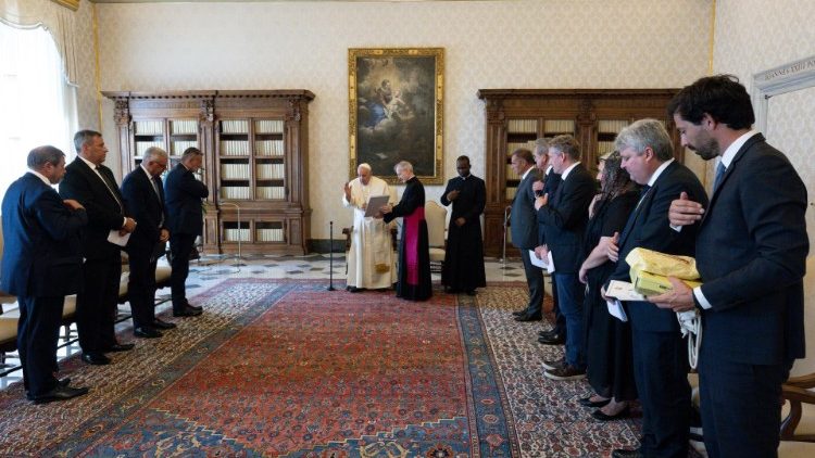 MAP Francis blesses the delegation of European lawyers