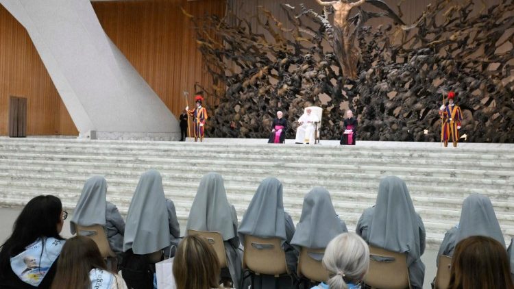 L'udienza nell'Aula Paolo VI ai partecipanti al pellegrinaggio promosso dalle Suore Discepole di Ges Eucaristico 