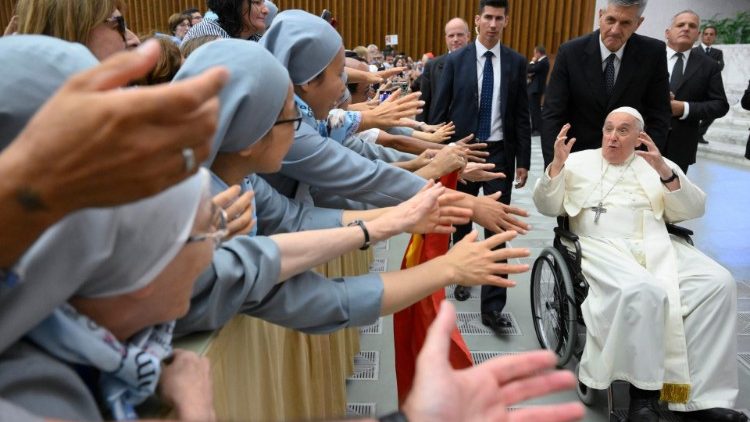 MAP Francis greets participants in the pilgrimage organized by the Sisters Disciplies of Jesus in the Eucharist