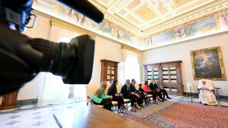 Un momento dell'incontro del Papa con la delegazione del Premio "E' giornalismo"
