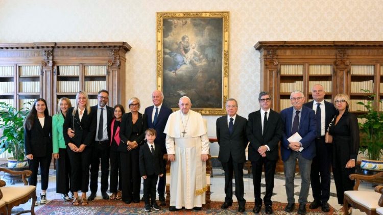 Un momento dell'incontro di Papa Francesco con la delegazione del Premio ? giornalismo 