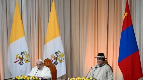 Francisco implora el don de la paz desde Mongolia