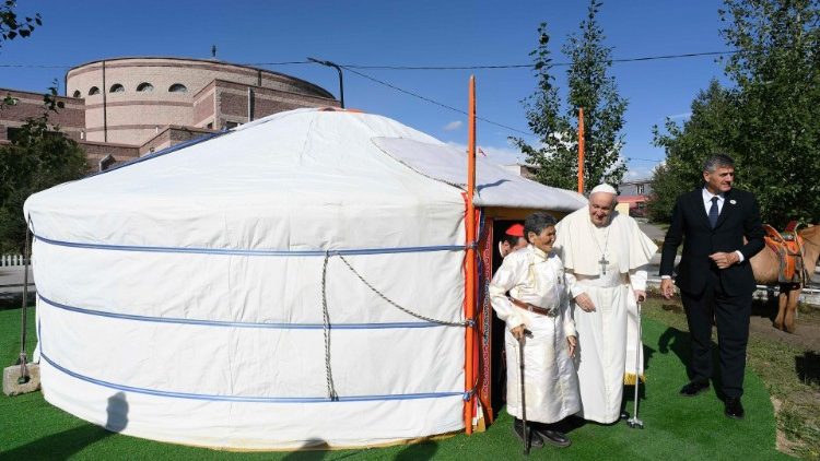 Un momento dell'incontro di Papa Francesco con la signora Tsetsege